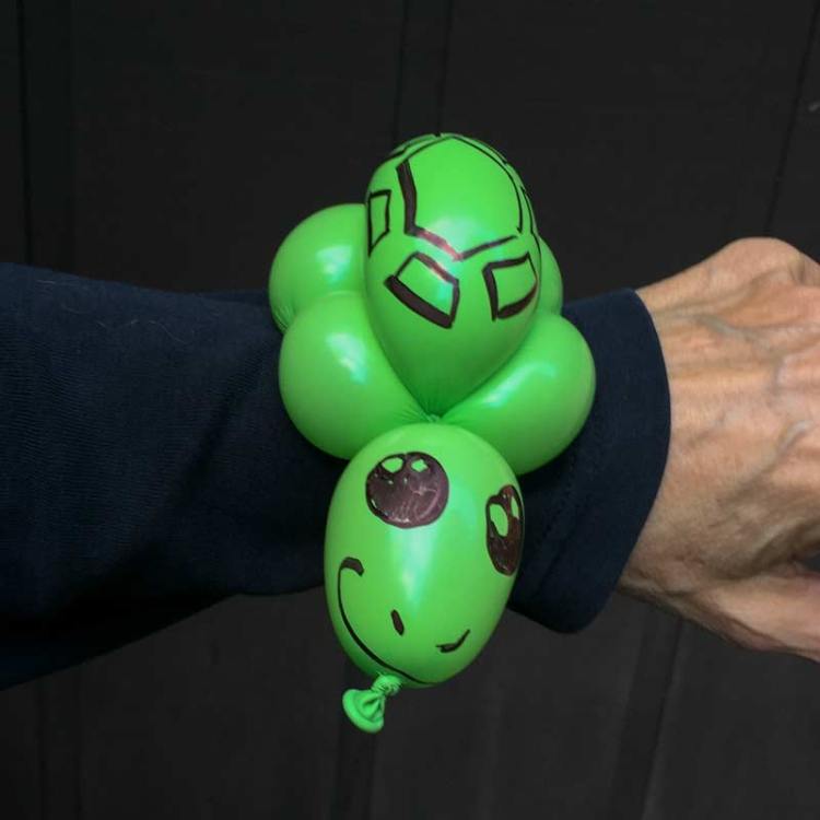 Balloon turtle bracelet buddy by Auntie Stacey's Face Painting balloon twisting children's party entertainer SF Bay Area fun for kids birthday corporate event Santa Rosa Marin